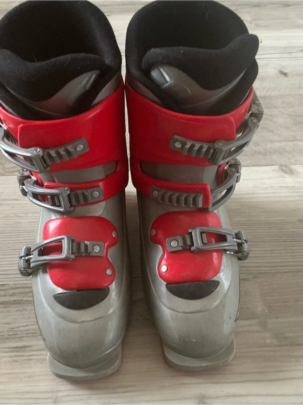 Salomon T3 children kids Red and Silver Alpine Ski Boot size 23